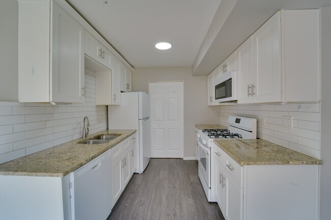 Photo - 1883 Jamestown Cir