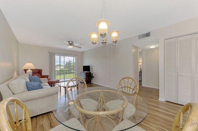 Photo - BEAULTIFUL 1 BEDROOM, 1 BATHROOM CONDO LOCATED JUST MINUTES FROM VENICE BEACH! Unidad 206 - Capri Isles