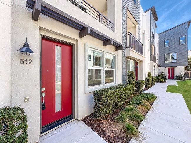 Building Photo - Stunning Escondido 3BR/3.5BA Home Availabl...