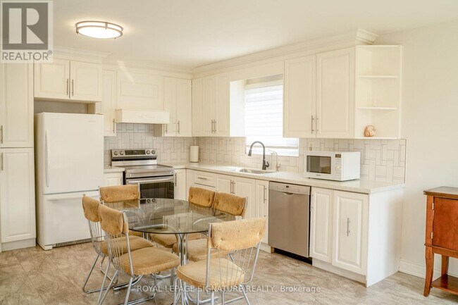 Photo - 42 Kingsview Blvd