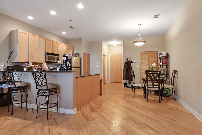 Photo - Beautiful 2BD/2BTH Apartment on Lawrence  ...