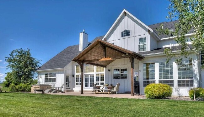 Photo - Welcome to Running Ridge.... Fully Furnished Luxury Home!