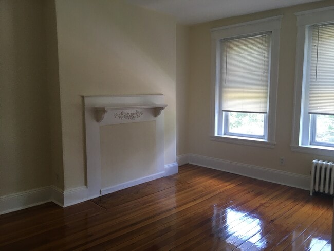 Building Photo - 14 Parkway Rd Unit 4