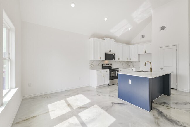 Photo - 16922 W Forrestal