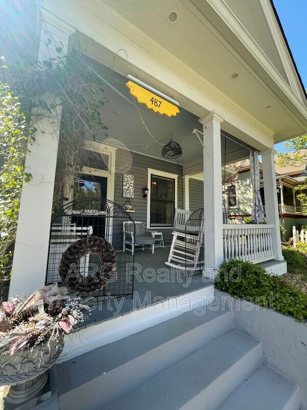 Photo - 487 Boulevard SE