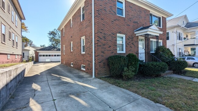 Building Photo - 852 Smith St Unit #2