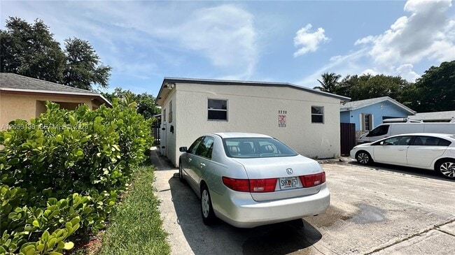 Building Photo - 2220 Charleston St Unit 2