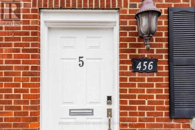 Photo - 456 Bronson Ave