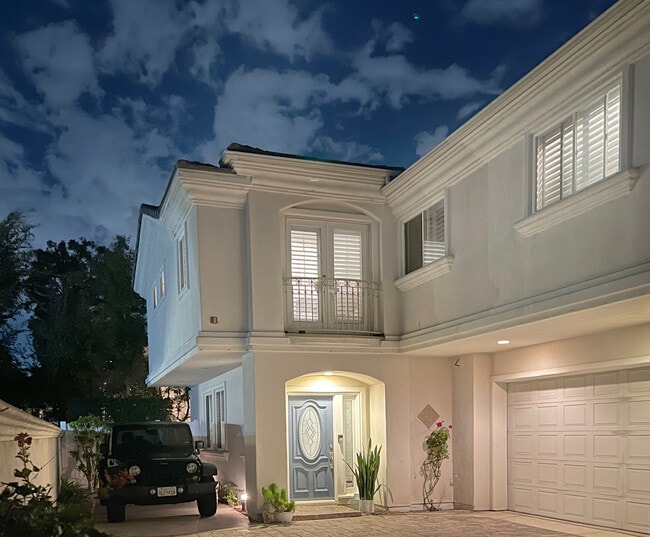 Back unit privacy with 2 car garage - 2111 Nelson Ave