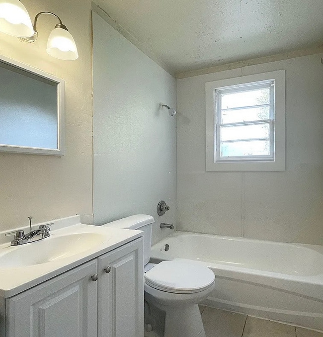 Building Photo - 1431 W 18th St Rental