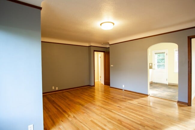 Building Photo - Great Vintage 2-Bed Between Hawthorne & Belmont! Unit 1228
