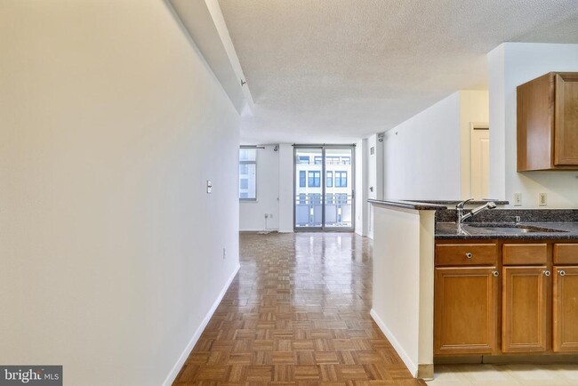 Photo - 7111 Woodmont Ave Apartamento Unidad 501