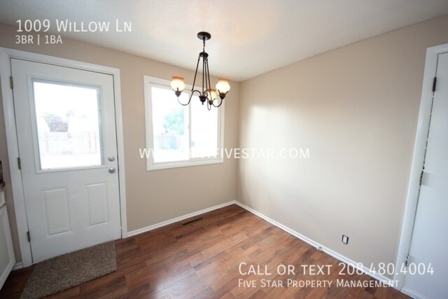 Photo - 1009 Willow Ln