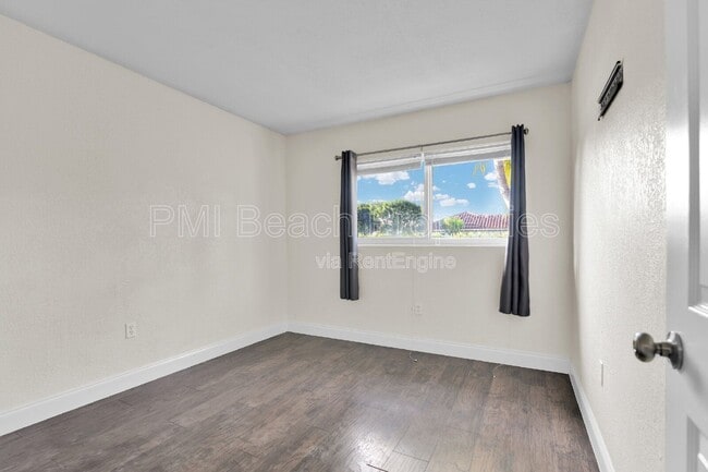 Photo - 1821 Montague St