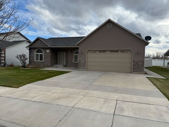 Building Photo - Discover the charm of this 2007-built Single Family home nestled in the heart of Vernal, UT.