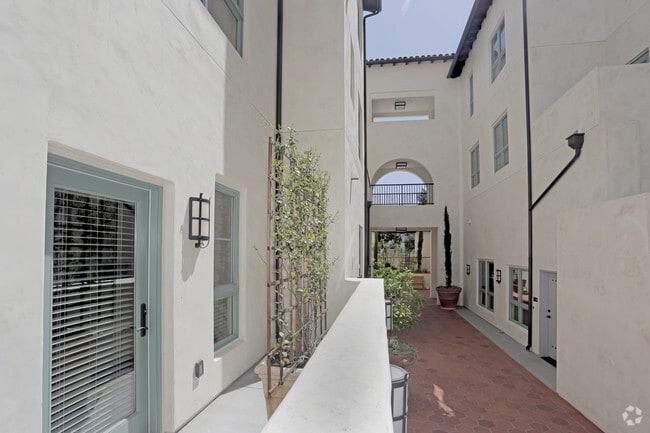 2BR, 2.5BA – 1217 SF