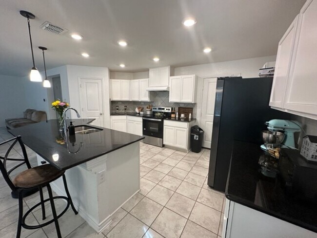 Photo - Move in Ready!!!... Beautiful 3 bedroom 2 ...