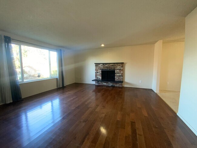 Photo - Spacious 4-bedroom Home in Lakewood!