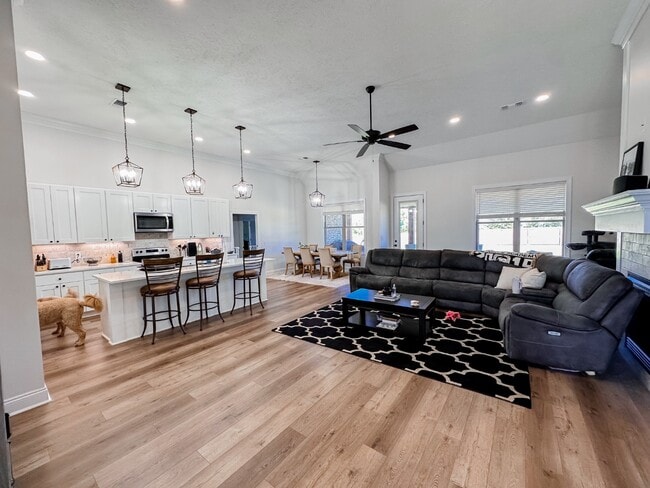 Photo - 569 Abbey Rd