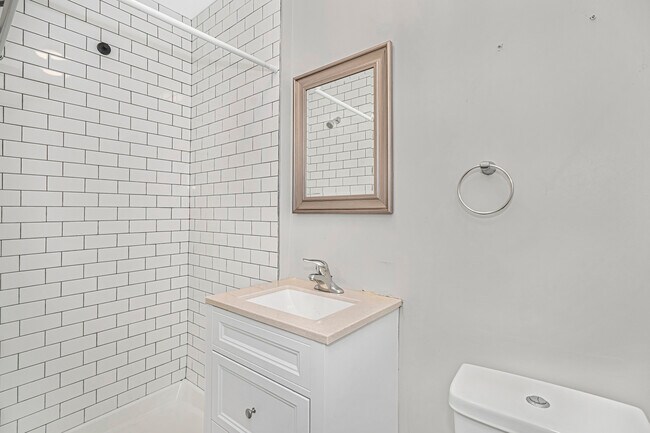 Building Photo - 1341 W Foster Ave Unit 1 Rental