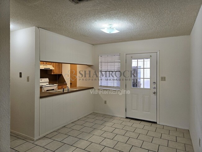 Photo - 910 Lancelot Cir
