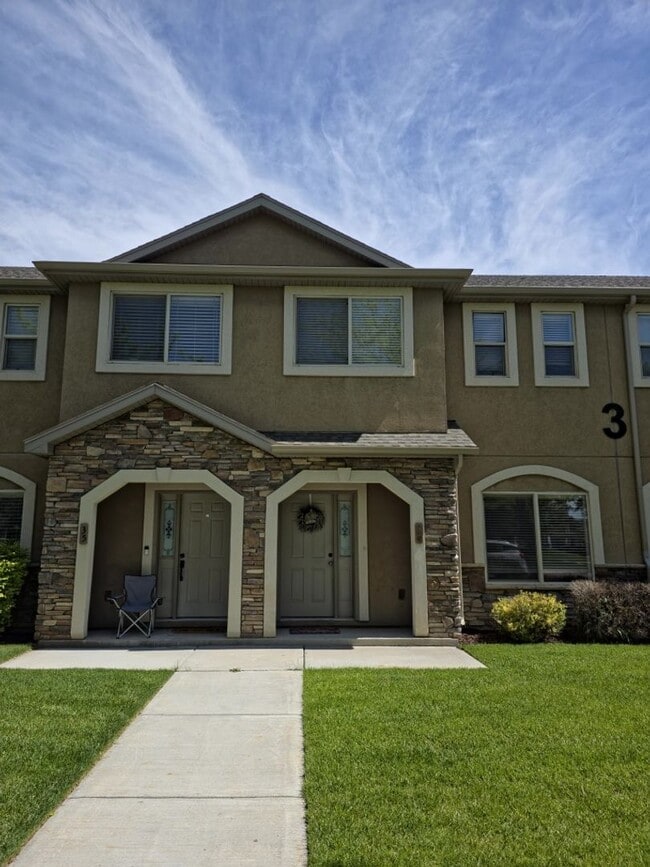 Beautiful 3 Bed, 2.5 bath Townhome with Attached 2 Car Garage in Rock Creek - Beautiful 3 Bed, 2.5 bath Townhome with Attached 2 Car Garage in Rock Creek