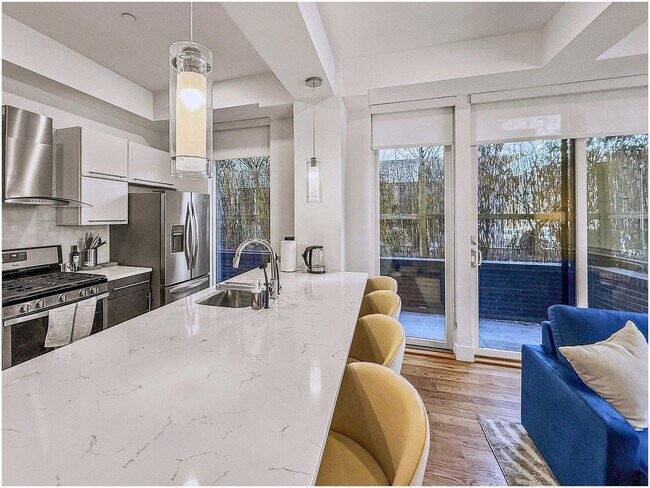 Photo - 236 W Thompson St Unit ID1332434P