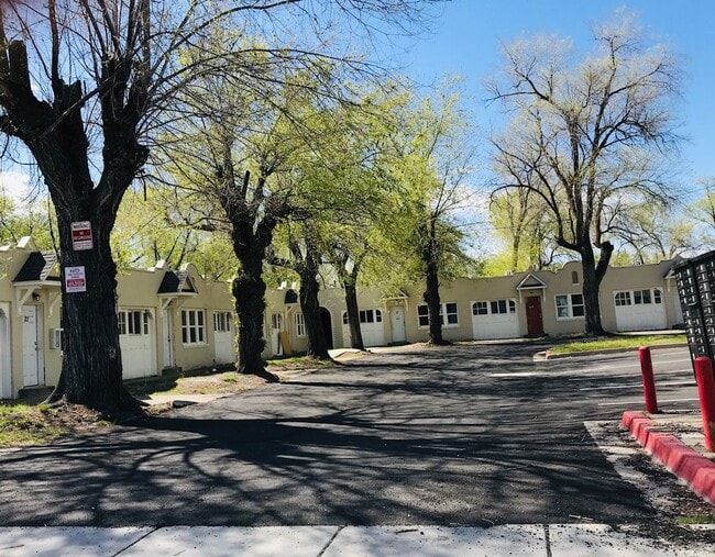 Building Photo - Updated single level apartment with air co...