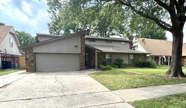 Building Photo - Charming 4 or 5 Bedroom Home with Office a...