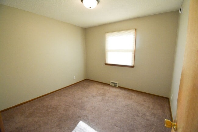 Photo - Ranch style apartment in duplex with finished basement space!