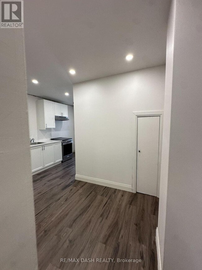 Photo - 565 Yonge St
