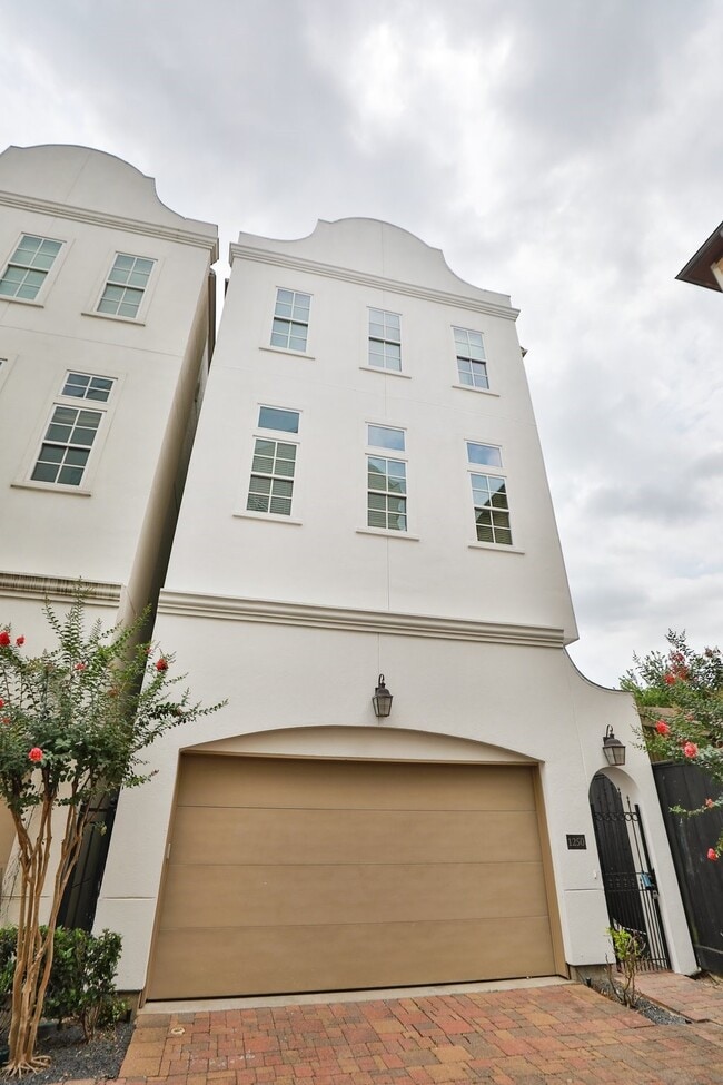 Photo - 1250 W 23rd St