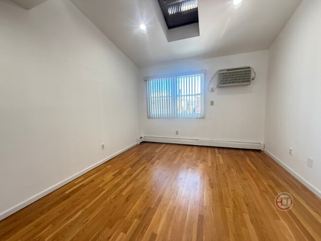 Photo - 15-25 Utopia Pkwy