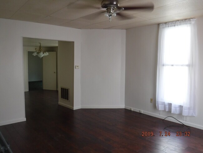 living room - 116 S G St Apartments Unit D