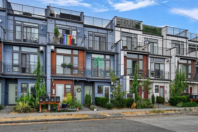 Building Photo - Stunning 3-Bed, 2.5-Bath Townhome in West ...