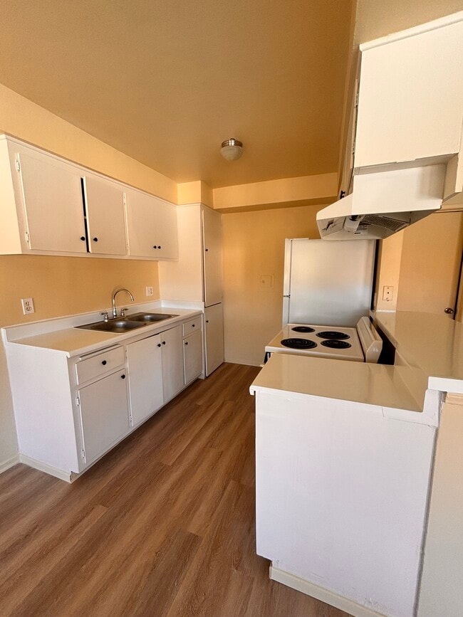 Building Photo - 1001 E Stearns Ave