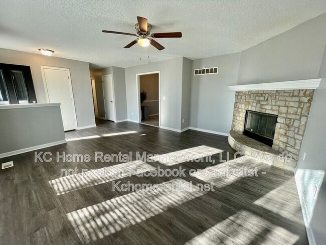 Photo - 10606 N Oak Trafficway
