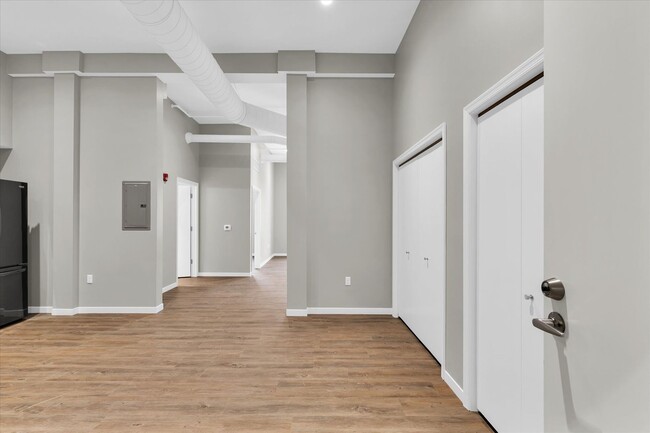 Photo - LUXURY APT IN DOWNTOWN CHAMPAIGN! STUNNING 1 BED W/ MODERN AMENITIES Unit Neil Street Spritzer - #203