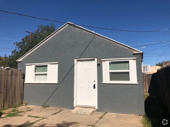 Building Photo - 1910 26th St Unit Rear Rental