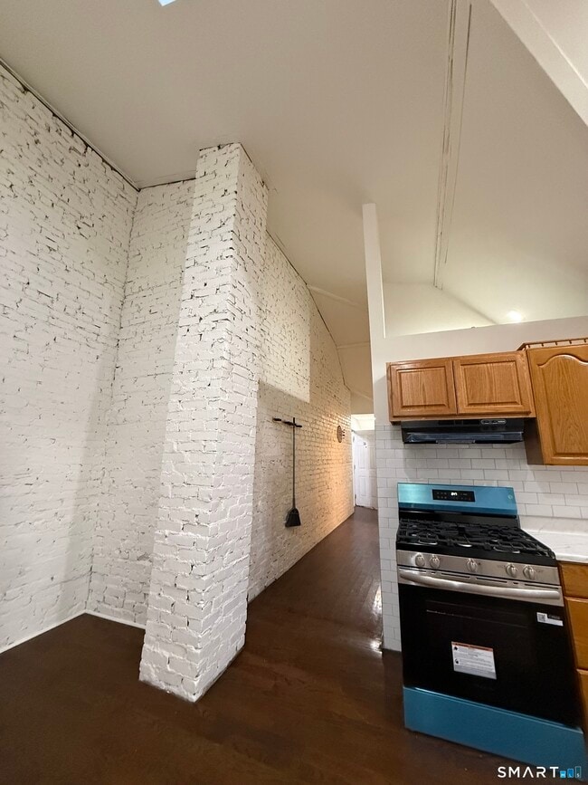 Building Photo - 1840 Barnum Ave Unit 3