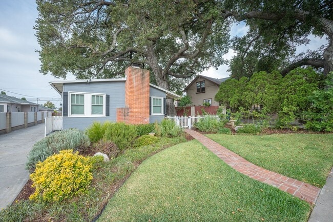 Building Photo - Peaceful Cottage Home w/ 3B2B