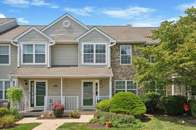Building Photo - Freshly Updated 3B/2.5B Townhome with Walk...