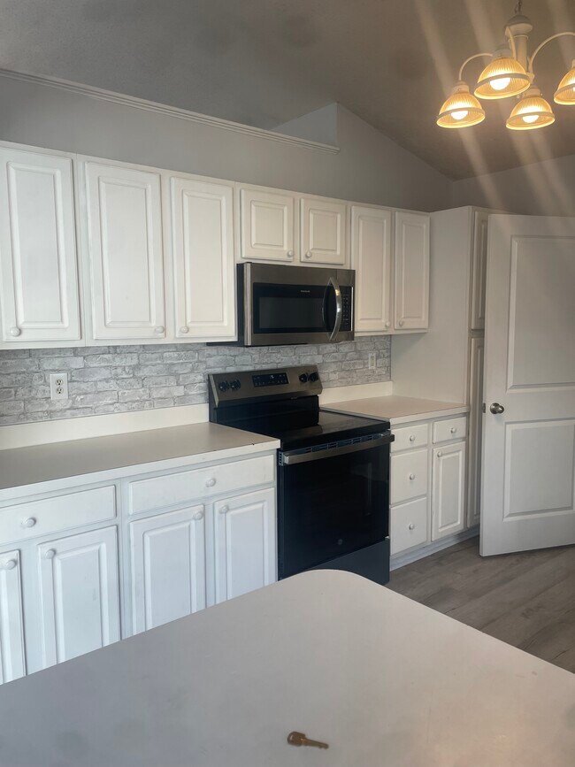 Kitchen - 1811 Barberry Dr