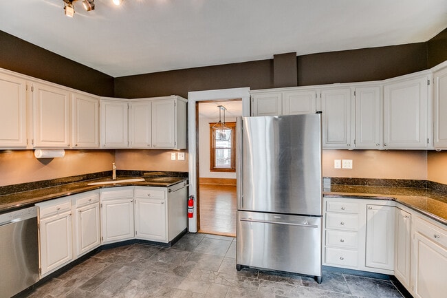 Photo - 1794 Hague Ave