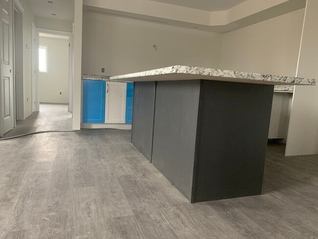 Photo - 303 Kooiman Av