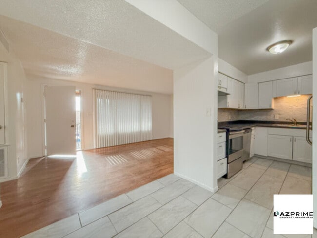 Building Photo - Modern 3/2 End Unit Condo in Central Phoenix!
