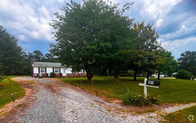 Building Photo - Charming 3 bedroom, 1 1/2 bathroom home in...