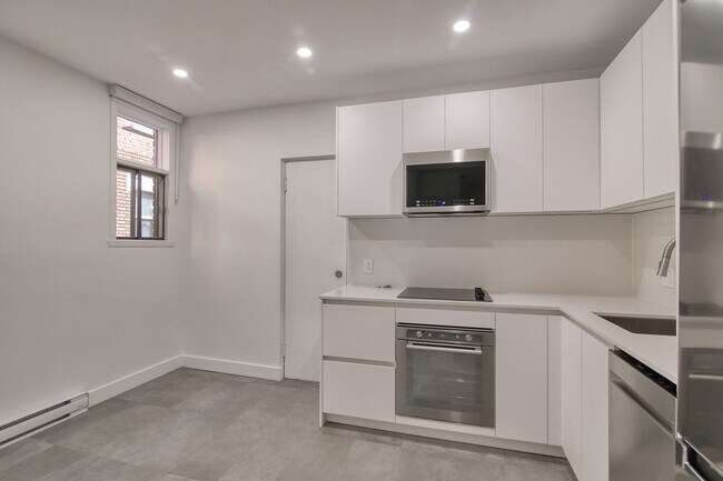 Building Photo - 6885-6891 Sherbrooke west Unit 9