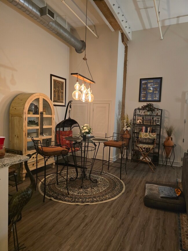 Área de comedor - 246 N Court St