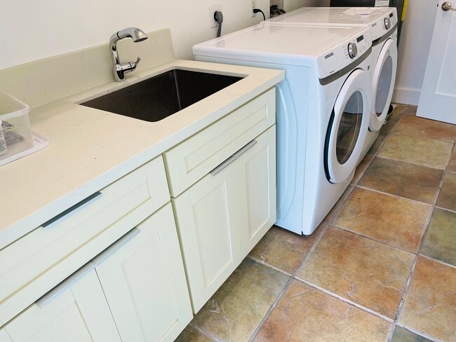 Photo - 73-4583 Kukuki St Unit 2 Bd 1 Br